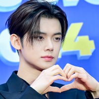 TXT・ヨンジュン、幼児と父子のような愛らしさたっぷりの2SHOT「職場で歯茎むき出しスマイル」【PHOTO】