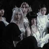 (G)を外してi-dleへ。7年目の大胆リブランディング──“アイドル”として新たな一歩へ