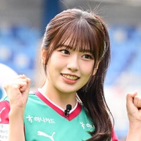IVE・ユジン、故郷で“伝説級”のキックイン！「CMみたいな美しさ」で会場を魅了