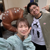 ミキと秋元真夏　（C）TBS