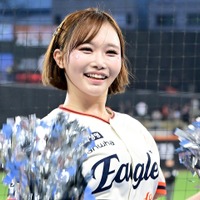 韓国プロ野球初の日本人チアガール！野澤彩華さんの“美肩チラリ”オフSHOTに反響「素敵すぎ」「パーフェクトビューティ！」【PHOTO】 画像