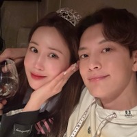 交際8年でゴールインの韓国“美男美女”夫婦、友人20人の前で熱々キス！結婚2周年の豪華パーティSHOTが話題【PHOTO】