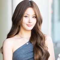 「大阪に女神がぁ」KISS OF LIFE・ベル、日本で“美の無双”！グリコ前ショットにファン悶絶【PHOTO】