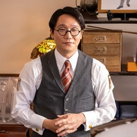前原滉（「テーラークサカベ」の店主役）　（C）フジテレビ
