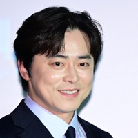 女装で『百想』最優秀演技賞も受賞…俳優チョ・ジョンソク、2025年最も影響力のある男優に！