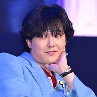 まるでバスローブ!? G-DRAGON、唯一無二のセンスが光る空港ファッションで視線独占【独自写真】