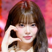 「脚、なっが」LE SSERAFIM・ウンチェ、ミニスカ姿の異次元スタイルに視線集中！【PHOTO】