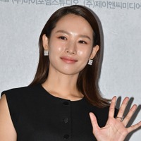 “俳優イ・ドンゴンの元妻”女優チョ・ユニ、愛娘と沖縄旅行を満喫！そっくりなビジュアルに注目【PHOTO】