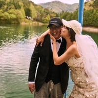 ミニドレスにキャップ!?韓国女優（41）、7歳年上婚約者との“個性あふれる”ウェディングフォト公開