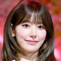 LE SSERAFIM・宮脇咲良、“胸元パックリ”キャミ姿で抜群スタイル披露！「レベチ」【PHOTO】 画像