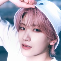 &TEAM・ユウマ、「可愛すぎて泣いちゃう」ファン続出！顔の小ささが際立つ眼鏡姿の近接SHOT【PHOTO】