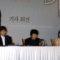 記者からの質問に答える三人。左からぺ・ヨンジュン、ホ・ジノ、ソン・イェジン。ヨン様は試写会から髪型も服装も変えて登場