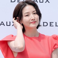 夫と毎日キスすると明かした女優イ・ヨンエ、32年ぶりに演劇出演中「来るたびに新しい姿をお見せする」 画像