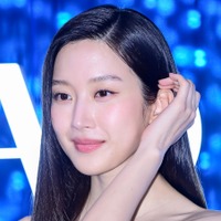 “限界ギリギリ”の衣装で再登場…ムン・ガヨン、露出多めの白ドレス姿に会場釘付け【独自写真】