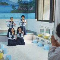 新しい学校のリーダーズのライブ＆ドキュメンタリー映画『青春イノシシ　ATARASHII GAKKO! THE MOVIE』　（C）2025, ASOBISYSTEM / TV ASAHI MUSIC / TWIN PLANET & CJ 4DPLEX Japan