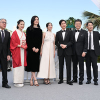 共演者とともに、カンヌ国際映画祭に出席する広瀬すず（Photo by Dominique Charriau/WireImage）