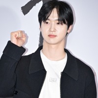 “女装男子”でブレイクのチャン・ドンユン、人気ユーチューバーとお家デート！「 一生一緒にいよう」