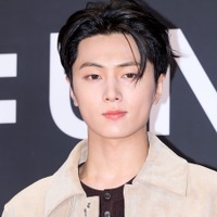 ENHYPEN・ジェイ、完璧スーツ姿に視線集中「フェイスラインどうなってんの？」【PHOTO】