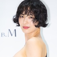 全身にタトゥー刻むも「バカみたい」と消したナナ、ブラトップで見事な肉体披露！視線独占【PHOTO】
