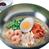 海老と蒸し鶏のコク旨冷麺（税込850円～950円）
