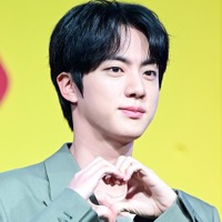 BTS・JIN、USJに降臨！興奮を隠しきれない様子の「オタク感満載」な姿が話題【PHOTO】
