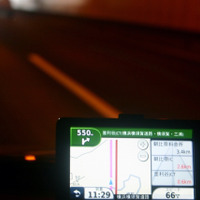 横浜横須賀道路のトンネル内。自車を示す矢印は動いていた