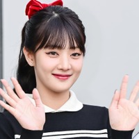 「どうなってるの？」i-dle・ミンニ、“ギリギリ見えない”大胆スカート姿に視線釘付け！【PHOTO】