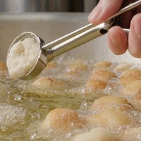 「丸亀うどーなつ」もひとつ一つ、お店で手づくり
