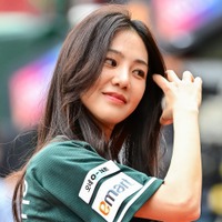 女優ハン・ジウン、美しいユニフォーム姿で“勝利の女神”に！野球愛あふれる特別な瞬間
