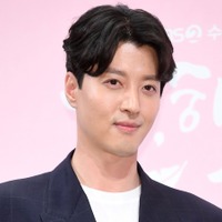 “バツイチ俳優”イ・ドンゴン、離婚から5年…美女とデート報道に「確認不可」の一点張り