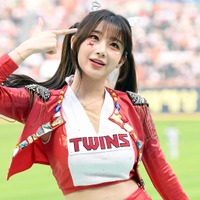 試合に集中できない…韓国プロ野球の20歳チアガール、キュートな“小悪魔”SHOTで観客を虜に【PHOTO】