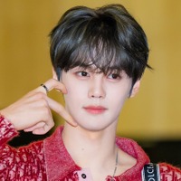 「脚の長さ2m？」ZEROBASEONEキム・ギュビン、非現実的な“バグリ”スタイルにファン騒然【PHOTO】