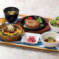 洋風うなぎご飯&黒×黒ハンバーグ（サラダ・味噌汁・漬物付）　（税込 2,948 円）
