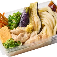 丸亀製麺、テイクアウト限定で「揚げ茄子と豚しゃぶうどん弁当」を本日新発売！ 画像