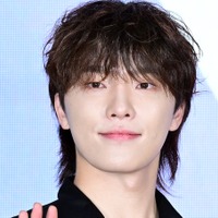 「本当にマンネ？」SEVENTEEN・ディノ、幻想ビジュでファンの心を強奪！「かっこよすぎます」【PHOTO】
