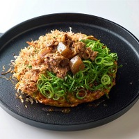 「牛すじ盛り味乃家ミックスモダン焼き」2,268円(1枚)