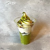 「抹茶黒蜜わらびもちパフェ」990円(1杯)