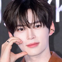 ZB1ソン・ハンビン、優雅な夏が似合う美男子！絵画の主人公のような質感「本当に実在の人物？」【PHOTO】