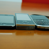 iPhone 3GS、HYBRID W-ZERO3、Blackberry Boldの薄さ比較