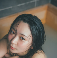 アンゴラ村長の初本格グラビア写真集『標準体型』　撮影：東京祐 （C）講談社