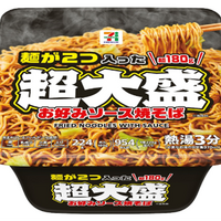 レギュラーサイズの“2倍の重量”「超大盛焼そば」が登場！全国のセブンイレブンで24日から発売 画像