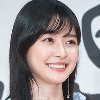 常人には着れない…『梨泰院クラス』美人女優、スタイル強調の白T×デニムで“格の違い”を見せつける【PHOTO】