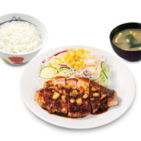 松屋フーズ「国産雪国育ち厚切りトンテキ定食」