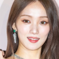 “密着ニット”で際立つ抜群グラマラスボディ！日本CM出演の韓国女優、気品漂うオトナプリンセスに