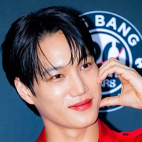 EXO・カイ、“素肌ジャケット”で見事に割れた腹筋を大胆に公開「お願いだから手加減して」【PHOTO】
