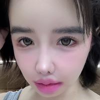 「顔変わりすぎて悲しい…」40代レジェンドK-POPアイドルの近影に賛否両論、“人形ビジュ”は是か非か