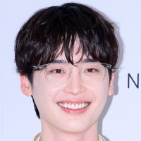 俳優イ・ジョンソク、主演ドラマ『瑞草洞＜ソチョドン＞』で共演女優と甘々な空気感…ポスター公開