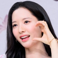 ダイアン・津田もコメント！宇宙少女・ボナ、ルームウェア姿の美しすぎる寝そべり自撮り【PHOTO】