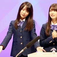 プラモデルと同じポーズをする賀喜遥香（乃木坂46）【撮影：浜瀬将樹】
