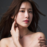 ラウンドガール・益田アンナ、上半身むき出しの大胆ショット！ 初の写真集『Fragments of glow』発売